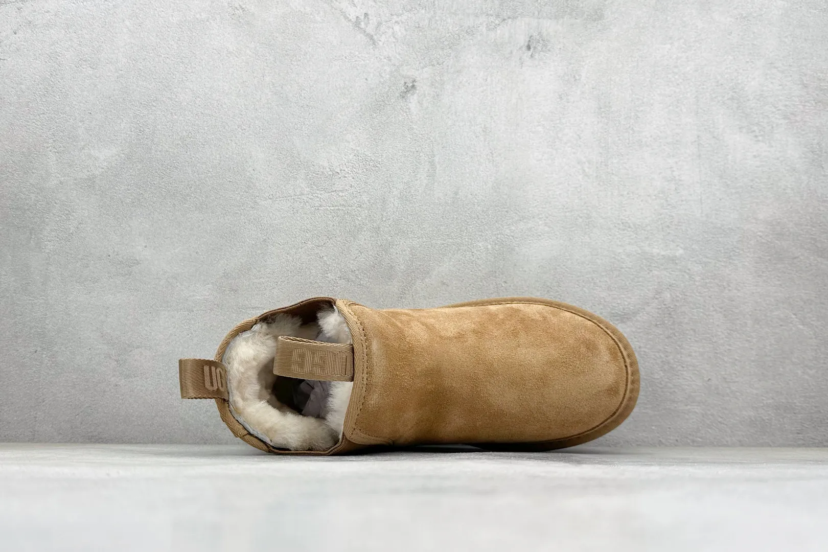 🐲💰 560 supports store UGG sheepskin and fur integrated snow boots 4526 Chelsea thick soles. All shoes are made of ZP from the same factory. Longfeng A-grade Australian imported sheepskin and fur integrated brand OEM production line fully follows the ZP process. OEM original pattern maker adheres to the principle of no original shoes and no development selection. Pay attention to every detail. The most correct version on the market 35-40. Item number: 1134526